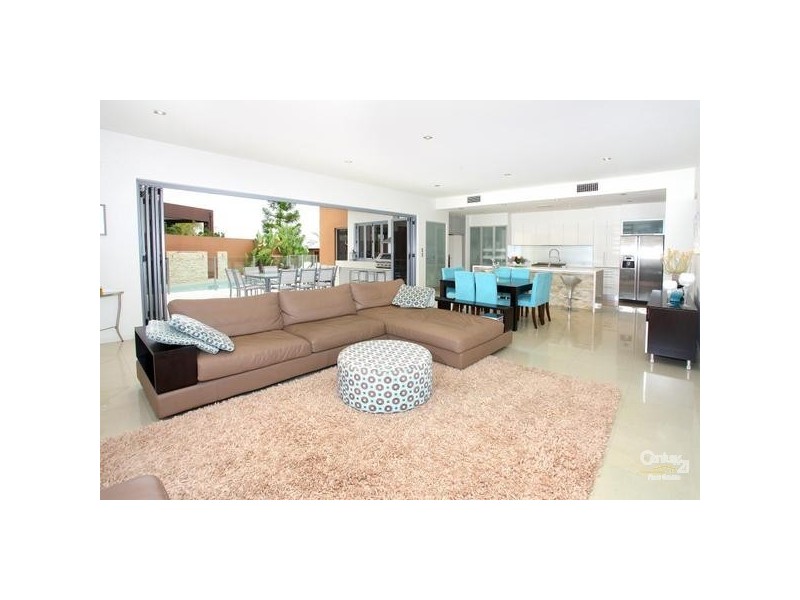 7013 Vista Drive, Benowa QLD 4217