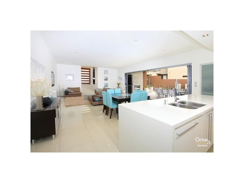 7013 Vista Drive, Benowa QLD 4217