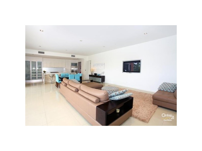 7013 Vista Drive, Benowa QLD 4217