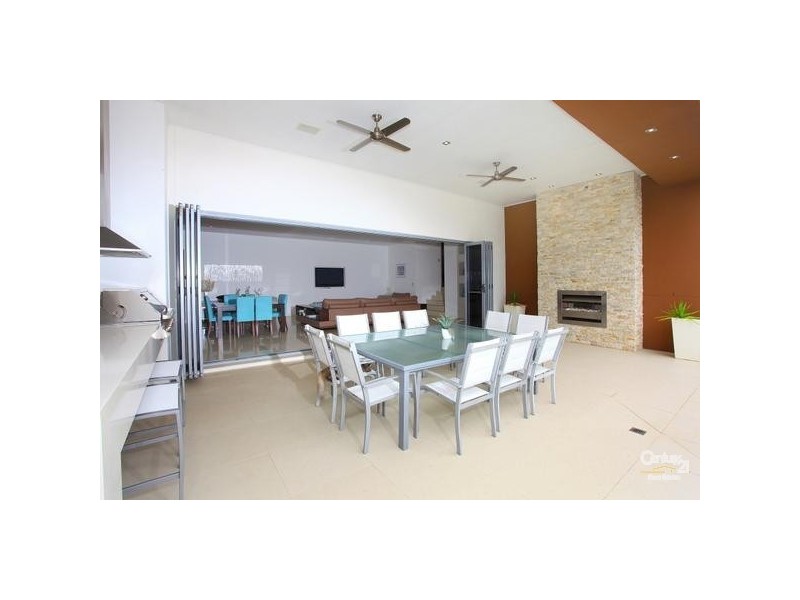 7013 Vista Drive, Benowa QLD 4217