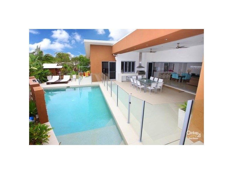 7013 Vista Drive, Benowa QLD 4217