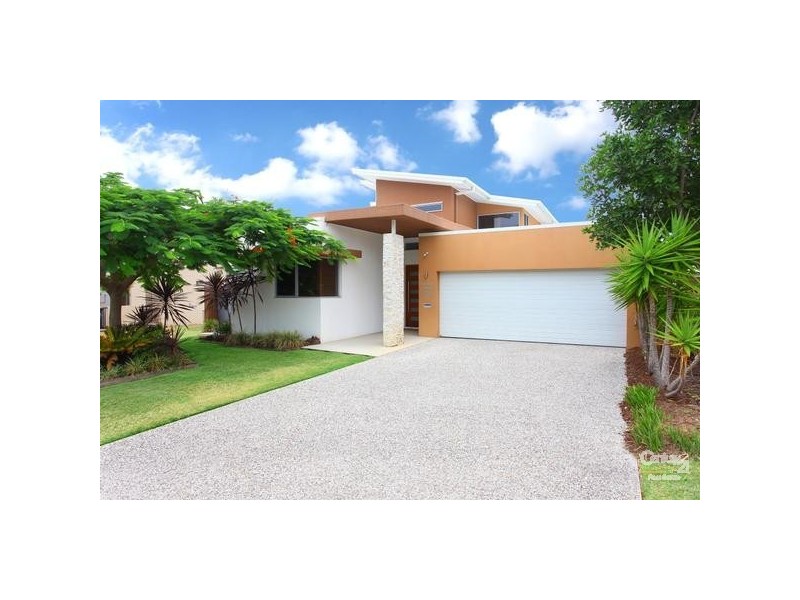 7013 Vista Drive, Benowa QLD 4217