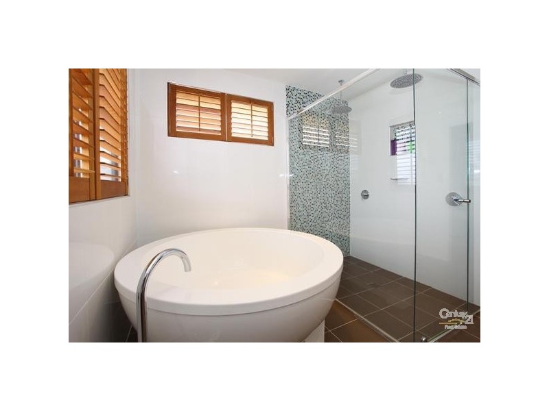 7013 Vista Drive, Benowa QLD 4217