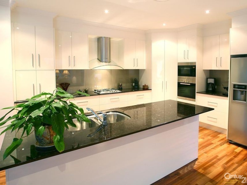 5021 Riverwood Grove, Benowa QLD 4217