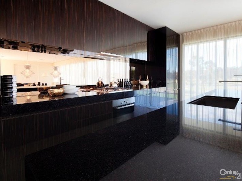 7 The Boulevarde, Benowa QLD 4217