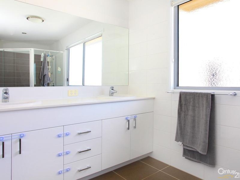 8003b Vista Drive, Benowa QLD 4217