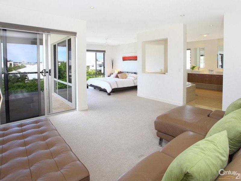 5002 Riverwood Grove, Benowa QLD 4217