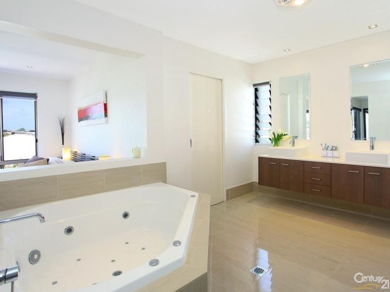 5002 Riverwood Grove, Benowa QLD 4217