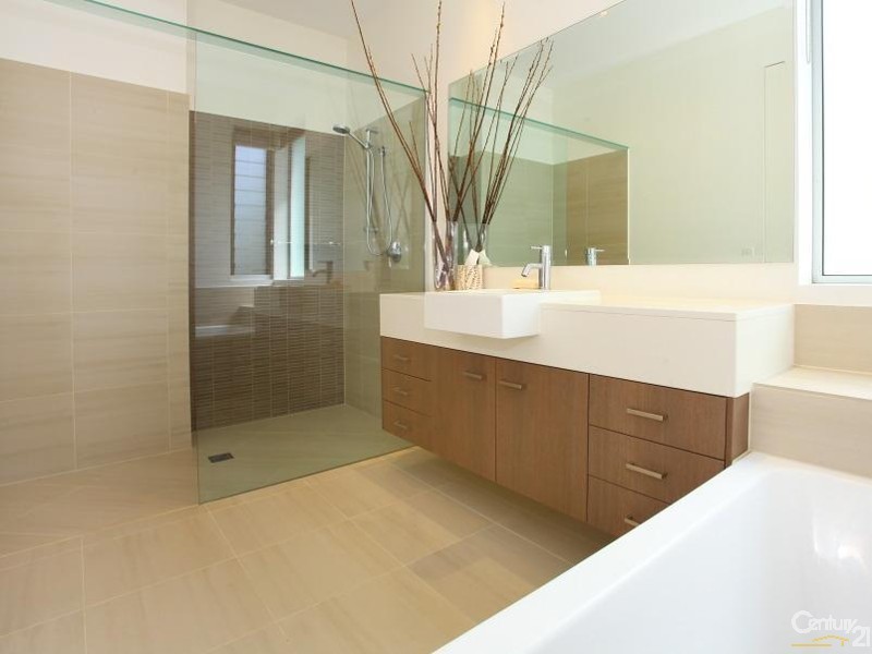 5002 Riverwood Grove, Benowa QLD 4217