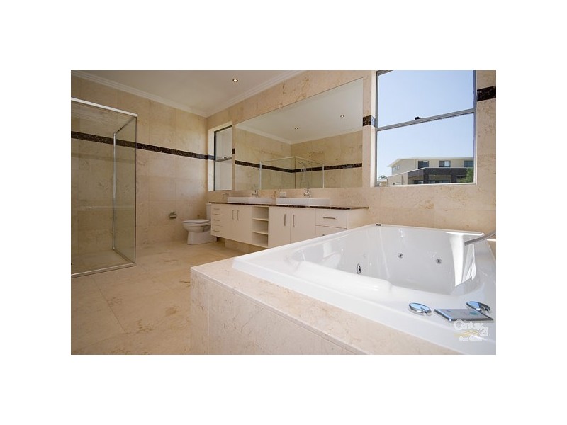 2/5021 Riverwood Grove, Benowa QLD 4217