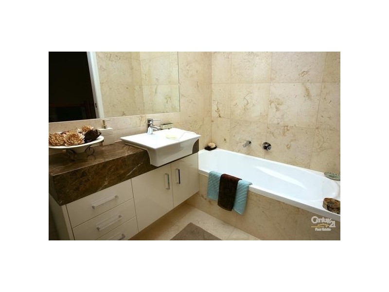 2/5021 Riverwood Grove, Benowa QLD 4217