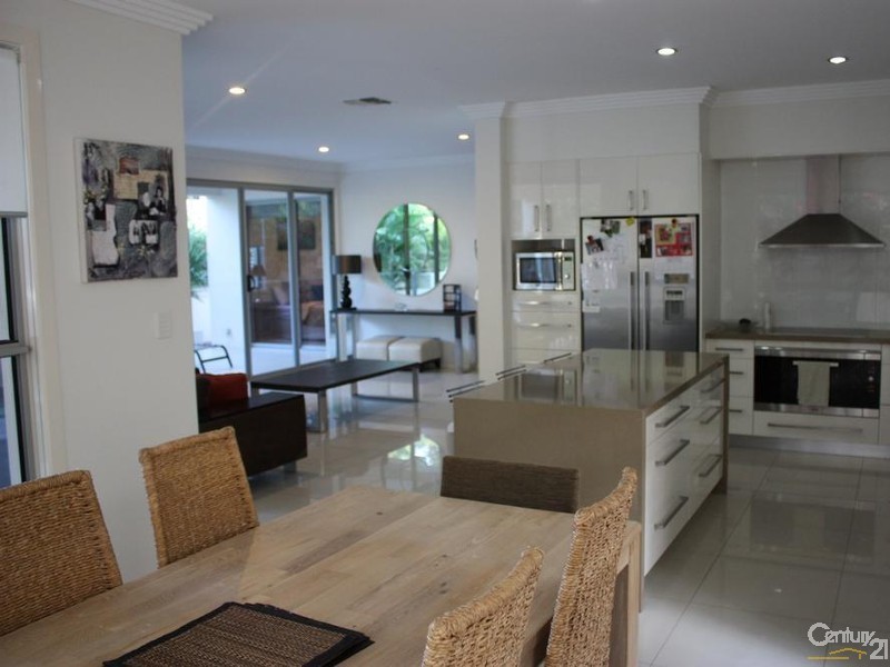 1013 Lakeview Tce, Benowa QLD 4217