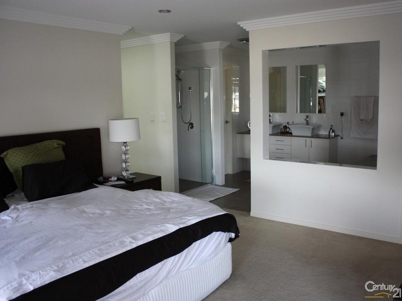 1013 Lakeview Tce, Benowa QLD 4217