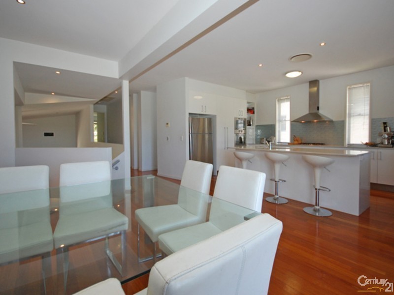 1002 Lakeview Tce., Benowa QLD 4217