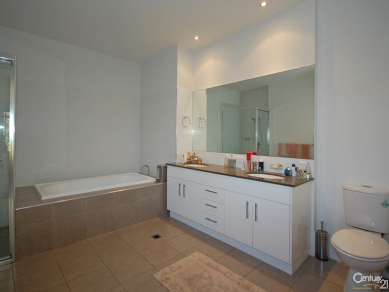 1002 Lakeview Tce., Benowa QLD 4217