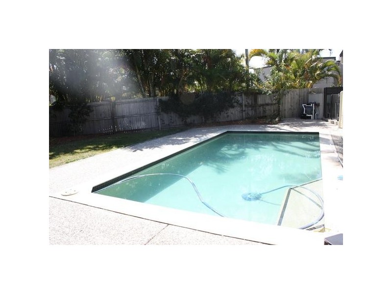 2/5 Allamanda Grove, Bundall QLD 4217