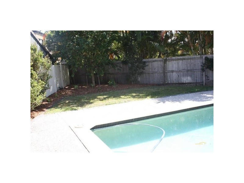 2/5 Allamanda Grove, Bundall QLD 4217