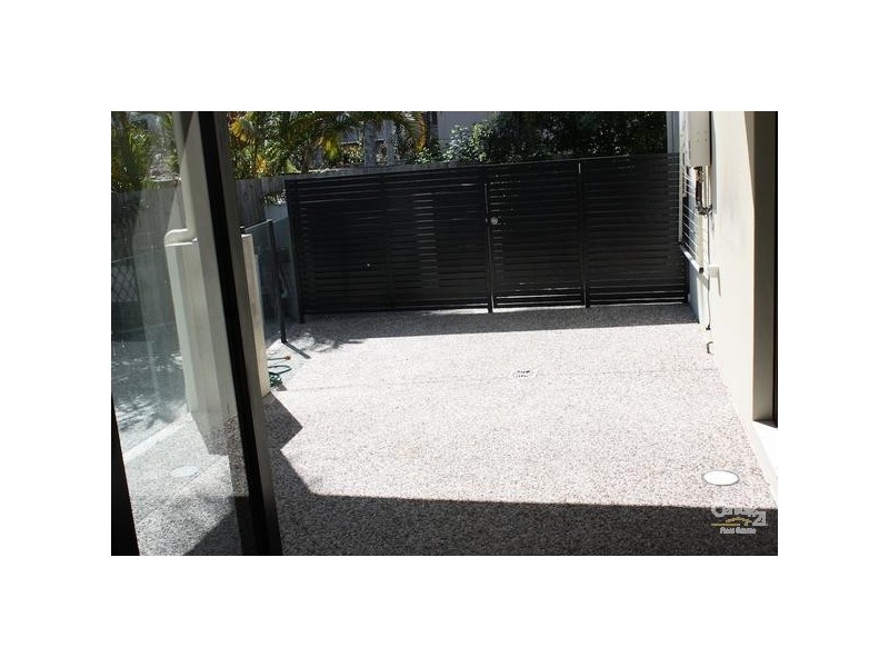 2/5 Allamanda Grove, Bundall QLD 4217