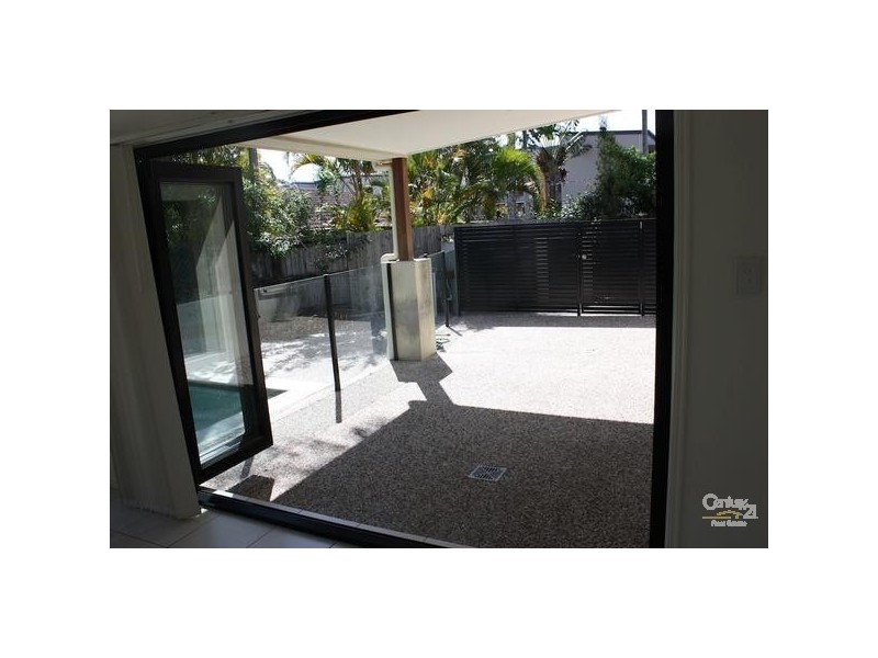 2/5 Allamanda Grove, Bundall QLD 4217