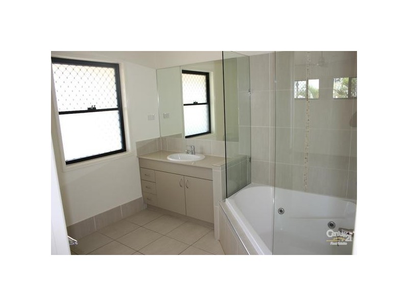 2/5 Allamanda Grove, Bundall QLD 4217