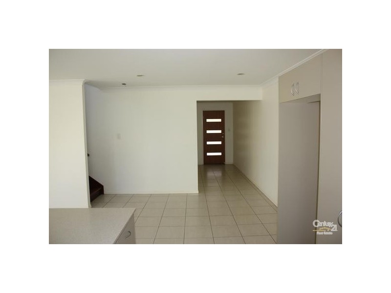 2/5 Allamanda Grove, Bundall QLD 4217