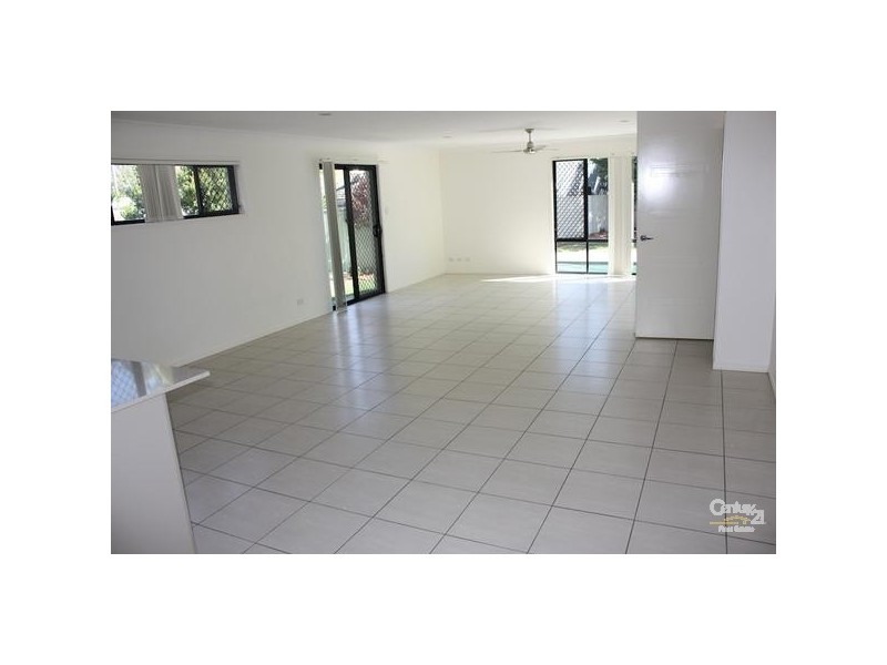 2/5 Allamanda Grove, Bundall QLD 4217