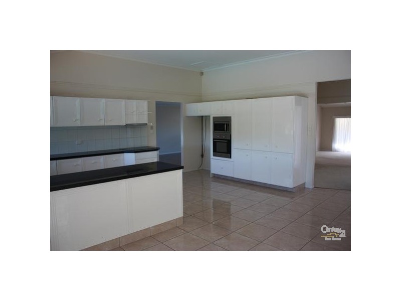 114 EDINBURGH RD, Benowa QLD 4217