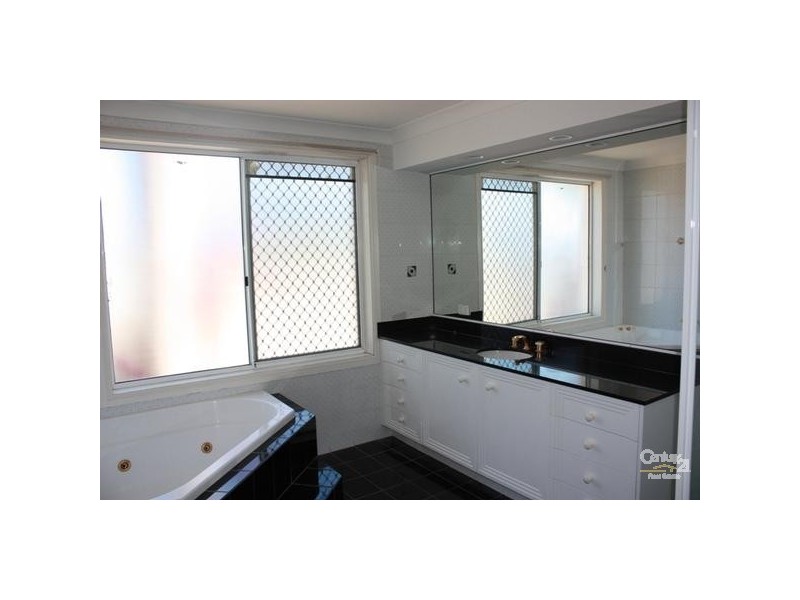 114 EDINBURGH RD, Benowa QLD 4217