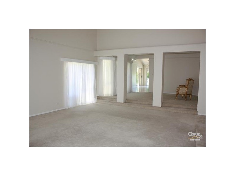 114 EDINBURGH RD, Benowa QLD 4217