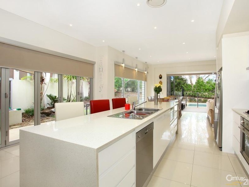 5022 Riverwood Grove, Benowa QLD 4217