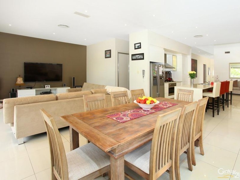 5022 Riverwood Grove, Benowa QLD 4217