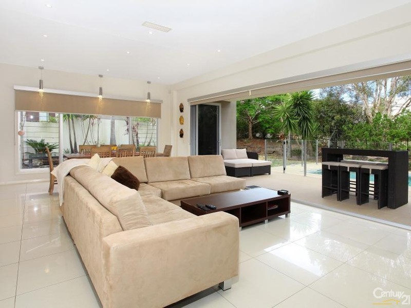 5022 Riverwood Grove, Benowa QLD 4217