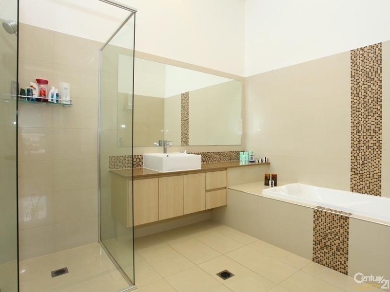 5022 Riverwood Grove, Benowa QLD 4217