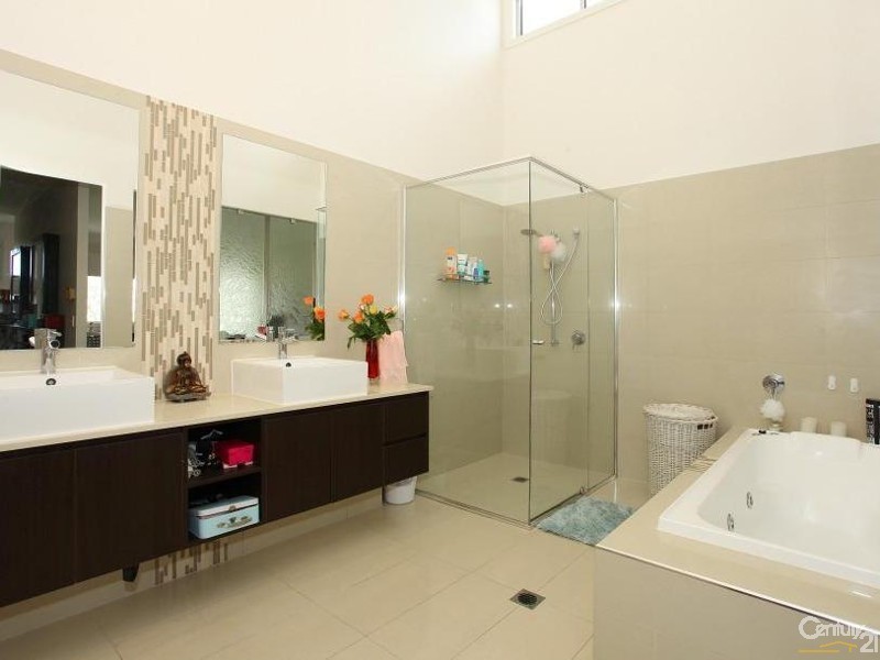 5022 Riverwood Grove, Benowa QLD 4217