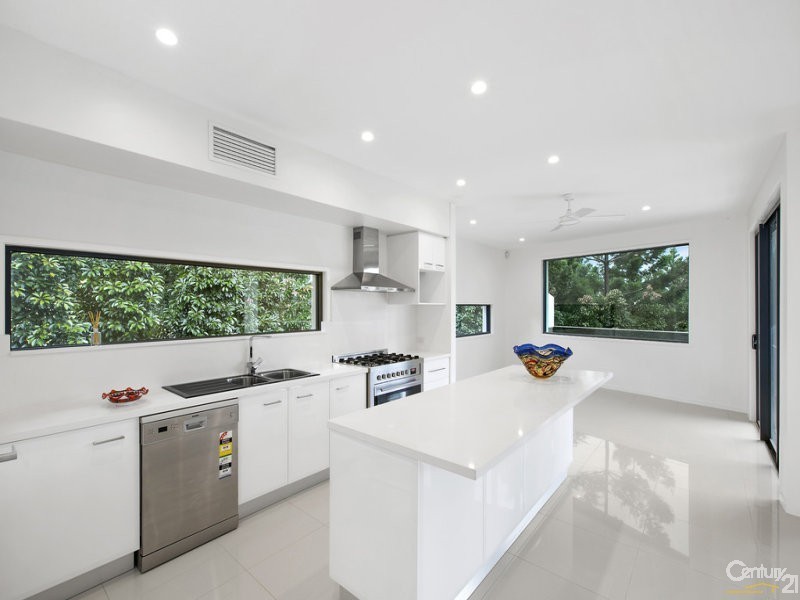 6017 Vista Drive, Benowa QLD 4217