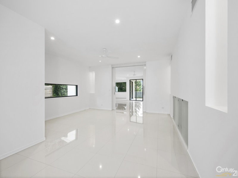 6017 Vista Drive, Benowa QLD 4217