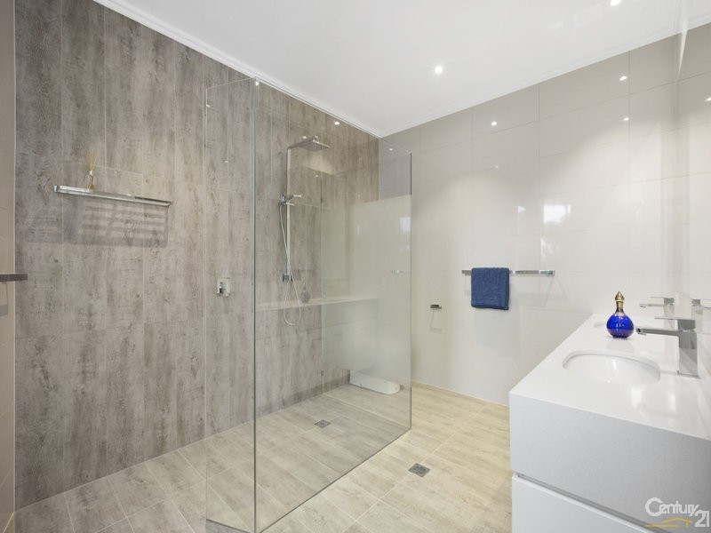 6017 Vista Drive, Benowa QLD 4217