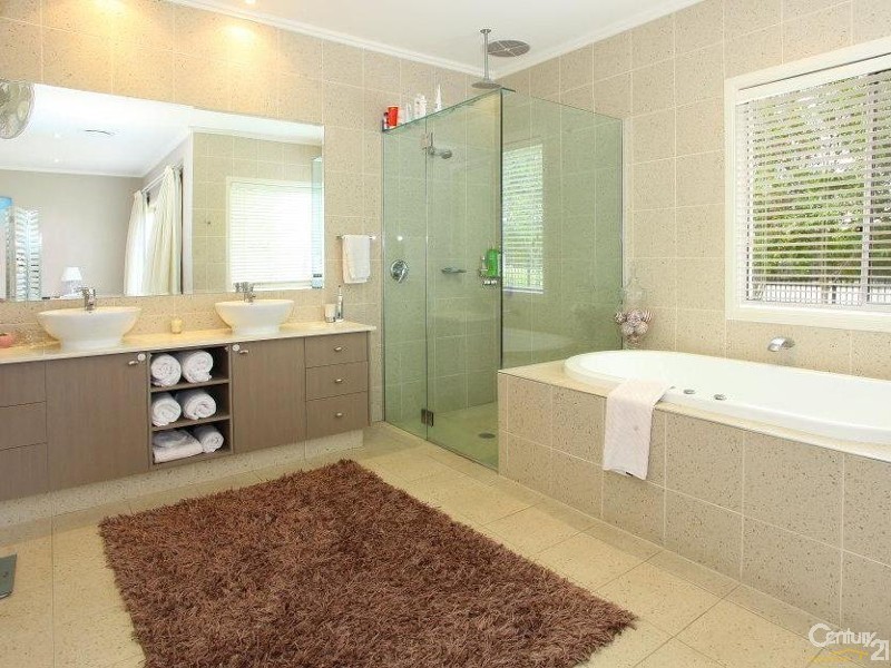 5004 Riverwood Grove, Benowa QLD 4217