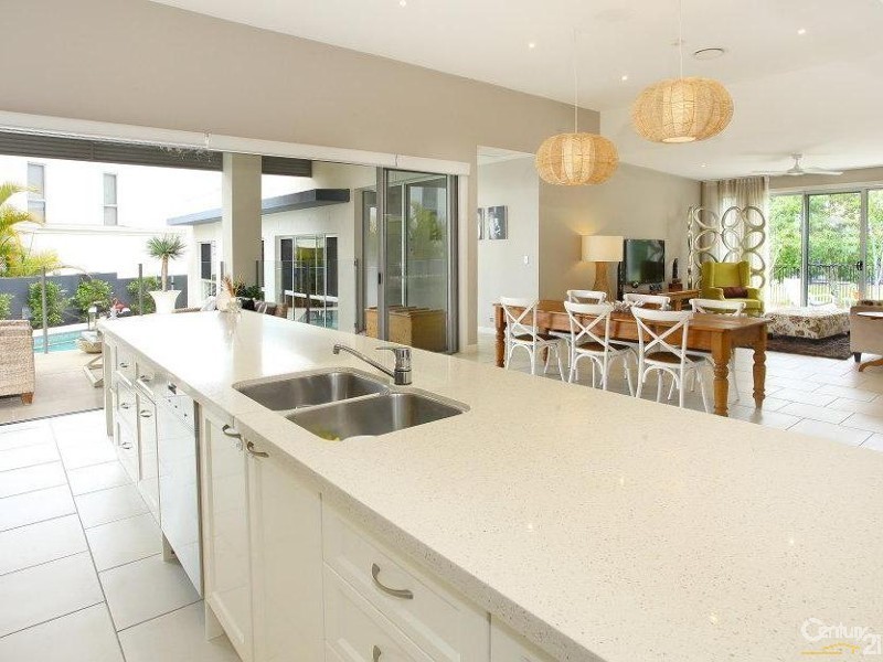 5004 Riverwood Grove, Benowa QLD 4217