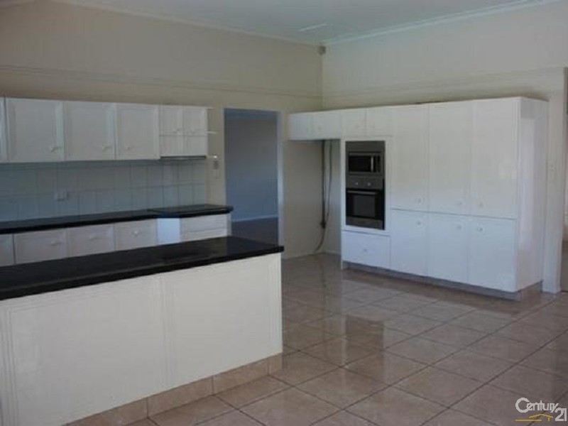 114 EDINBURGH ROAD, Benowa QLD 4217