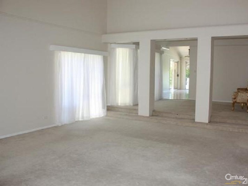 114 EDINBURGH ROAD, Benowa QLD 4217