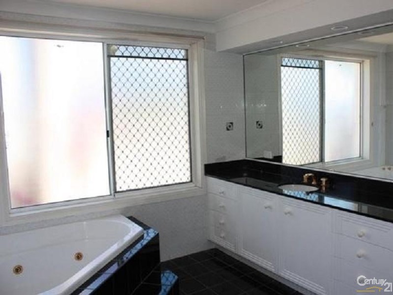 114 EDINBURGH ROAD, Benowa QLD 4217