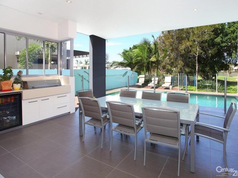 3004 The Boulevarde, Benowa QLD 4217