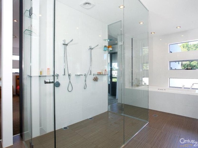 3004 The Boulevarde, Benowa QLD 4217