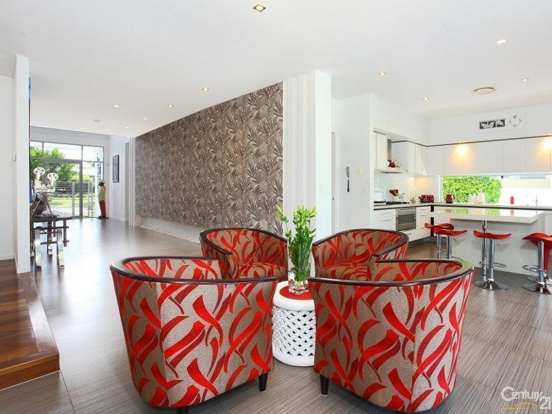 3004 The Boulevarde, Benowa QLD 4217