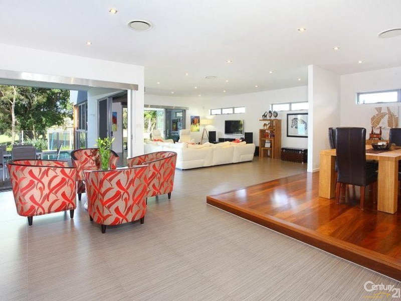 3004 The Boulevarde, Benowa QLD 4217