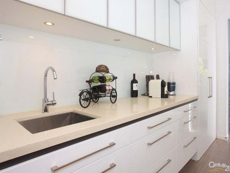 3004 The Boulevarde, Benowa QLD 4217