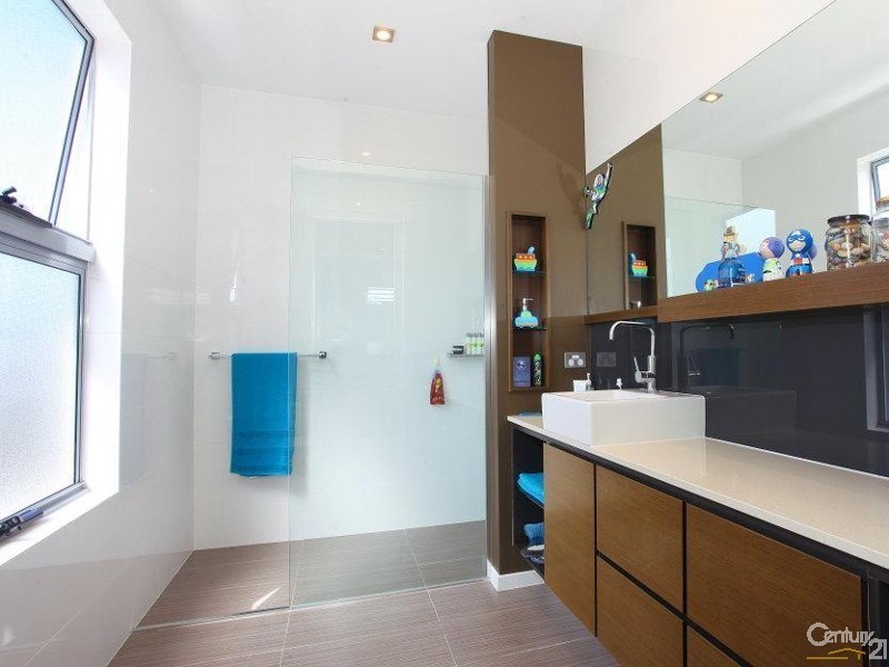 3004 The Boulevarde, Benowa QLD 4217