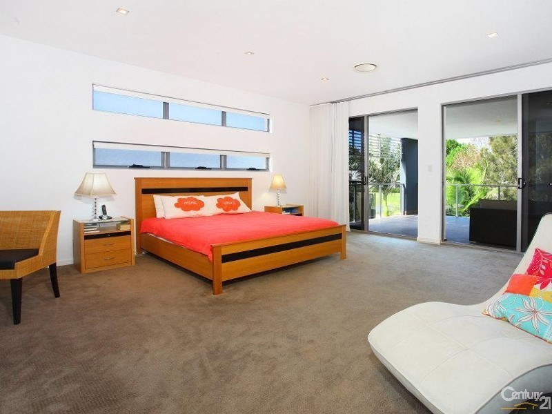 3004 The Boulevarde, Benowa QLD 4217