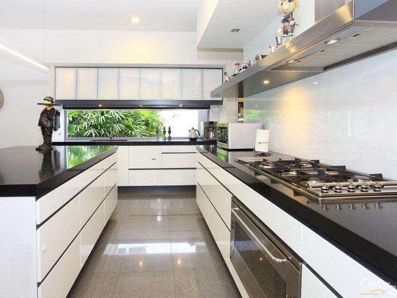 3005 The Boulevarde, Benowa QLD 4217